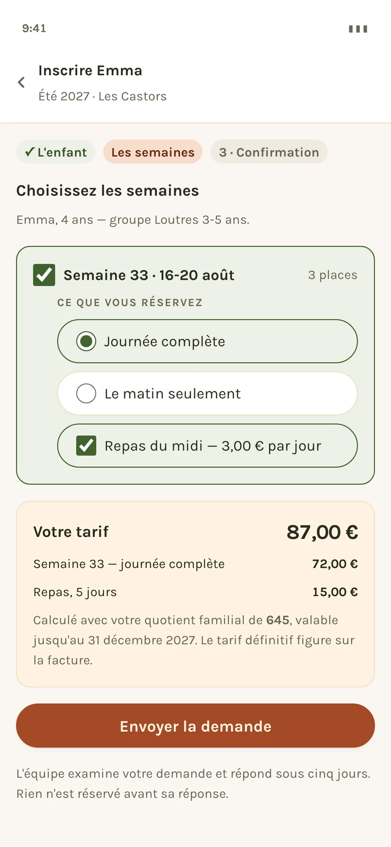 Sur le téléphone d'un parent : la semaine 33 cochée pour Emma, et son tarif, 87 euros, affiché avant d'envoyer la demande.